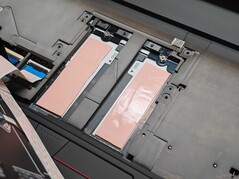 键盘下方另有两个固态硬盘插槽