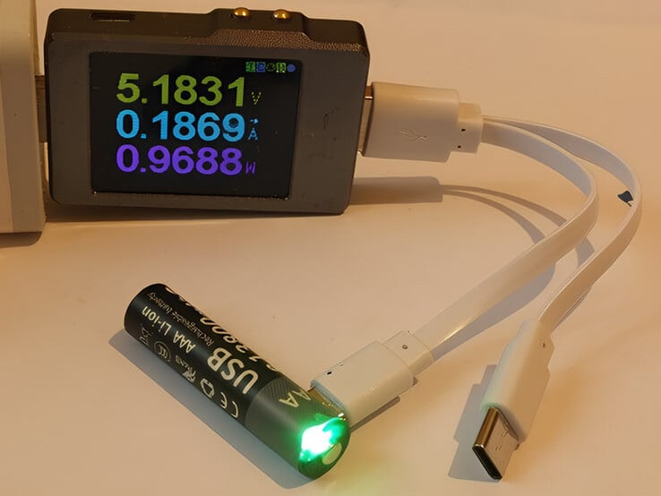 充电功率为0.97 W。按照这个速度，一块13,800-mAh、1.5-V的电池需要20小时才能充满。图片经iloveimg.com放大处理