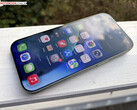 Apple iPhone 17 在户外环境中的照片。(图片来源：Manuel Masiero for Notebookcheck） 