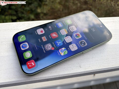 Apple iPhone 17 在户外环境中的照片。(图片来源:Manuel Masiero for Notebookcheck)