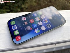Apple iPhone 17 在户外环境中的照片。(图片来源:Manuel Masiero for Notebookcheck)