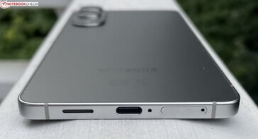 底部：扬声器、USB-C 3.2 Gen.1、麦克风、双 SIM 卡