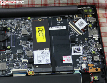 空间上有第二个M.2固态硬盘，内存是焊接的，不能升级。