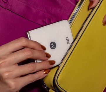 采用 Pantone Lightest Sky 颜色的摩托罗拉 Razr 2025。(图片来源：摩托罗拉）