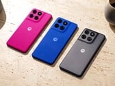 Moto G77 Power 的后盖有粉色、蓝色和灰色三种颜色可选。