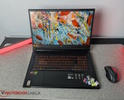 底座上装有 SD 卡的 Acer Nitro V 17