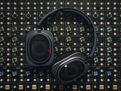 Nothing Headphone (1) Pro 每侧配备三个驱动单元,支持自适应主动降噪,续航最长可达 68 小时。