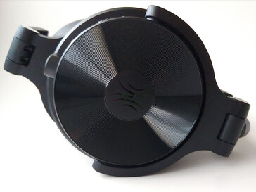 徽标附近的麦克风。(图片来源：Notebookcheck）