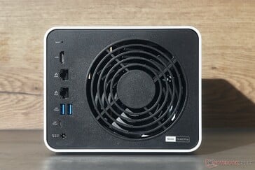 TerraMaster F4-425 Plus 和 Pro 外观完全相同。