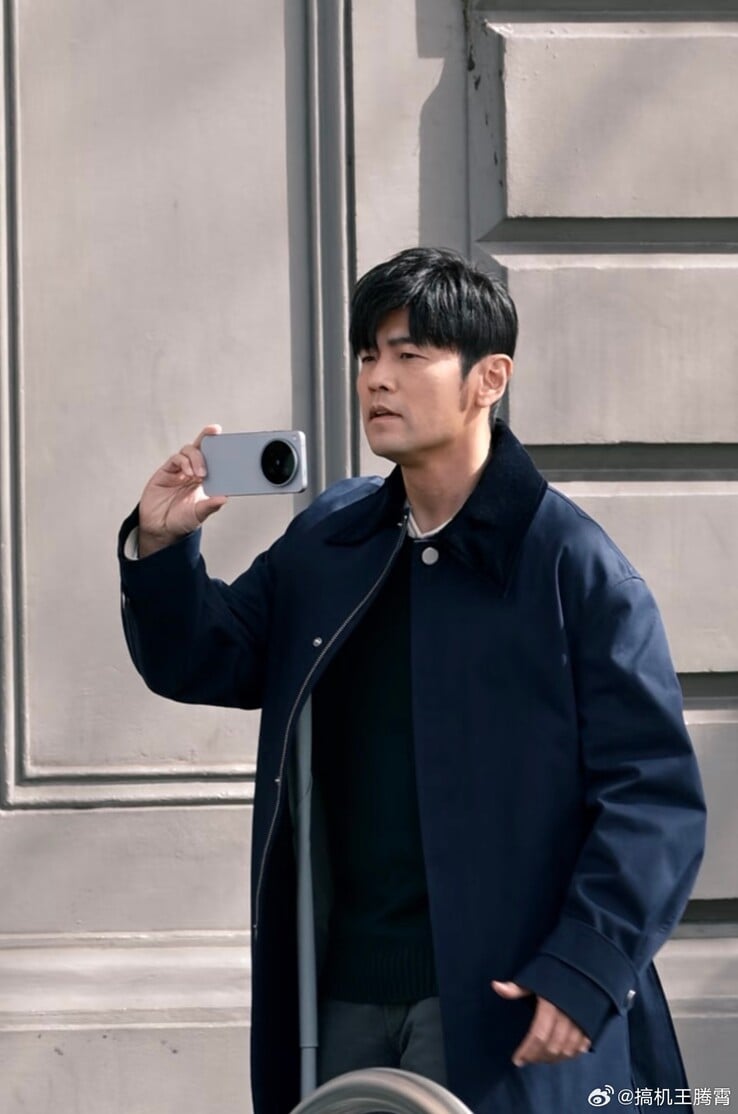 周某手中拿着的X500 Pro Max,用于广告拍摄
