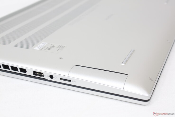 内置弹簧式 MicroSD 读卡器