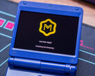 运行 muOS Pixie 的 Anbernic RG34XX SP。(图片来源：Retro Handhelds）