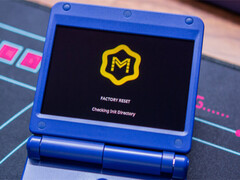 运行 muOS Pixie 的 Anbernic RG34XX SP。(图片来源：Retro Handhelds）