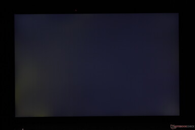 轻度-中度背光不均匀，沿底角出血