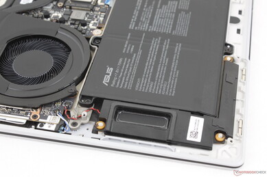 共有 6 个集成式扬声器(2 个高音扬声器、4 个低音扬声器)