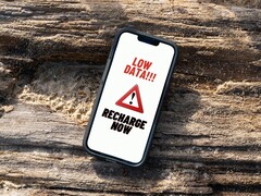 iPhone 屏幕显示数据充值不足的持续警告信息。(图片来源：Arpit Brandings via Pexels，已修改）