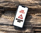 iPhone 屏幕显示数据充值不足的持续警告信息。(图片来源：Arpit Brandings via Pexels，已修改）