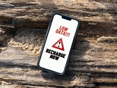 iPhone 屏幕显示数据充值不足的持续警告信息。(图片来源：Arpit Brandings via Pexels，已修改）