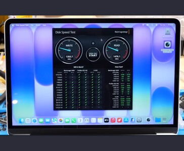 MacBook Neo 显示 Blackmagic 磁盘速度测试结果,256 GB 固态硬盘的写入速度为 1350 MB/s,读取速度为 1476 MB/s