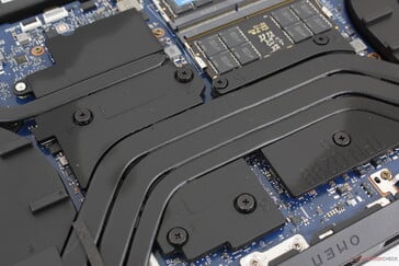 与 Omen Max 系列不同,该机型没有配备蒸汽室冷却器。