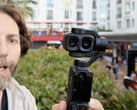 Osmo Pocket 4P 的特写，显示其两个相机镜头。