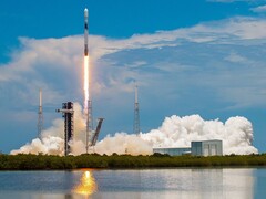 用猎鹰 9 号火箭发射 Starlink 卫星。(图片来源：SpaceX）