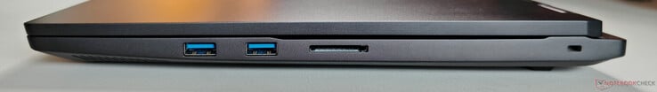 右：2 个 USB-A 3.2 Gen.1（5 GBit/s）、SD 读卡器、Kensington 纳米安全锁