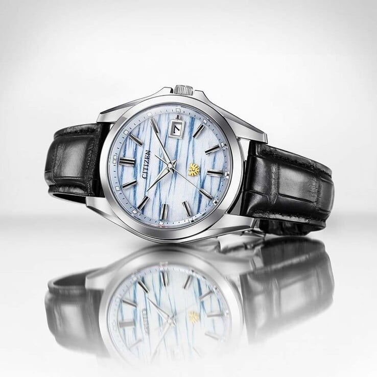 Citizen AQ4090-08A 腕表置于反光表面上,突显其靛蓝色和纸表盘和黑色皮革表带。