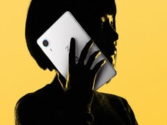 据报道,Legion Y700 Infinite 将提供最高 16GB 内存和 1TB 存储空间的配置。(图为该平板电脑背面的宣传图)