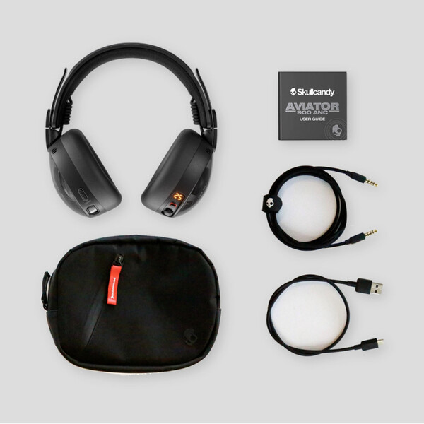 Skullcandy Aviator 900 ANC 附带一条充电线和一条 AUX 线。(图片来源：Skullcandy）