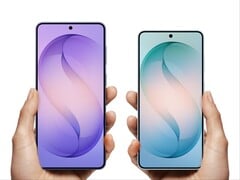 Galaxy S27 Plus 和 Galaxy S27 将配备与图中所示前代机型相同的前置摄像头。