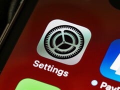iPhone 屏幕特写,显示“设置”应用图标