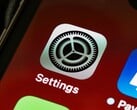 iPhone 屏幕特写,显示“设置”应用图标