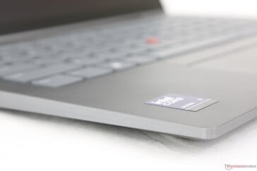 底座由铝制顶盖和底盖组成