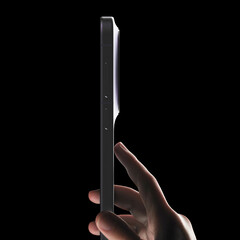 vivo 将 X300 的硬件按键安装在机身右侧相对较高的位置。(图片来源：韩博晓 - 编辑） 