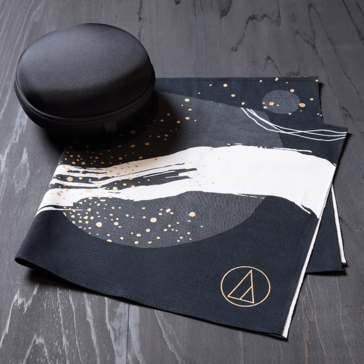 只有200名随机抽取的铁三角ATH-M50x ENSO耳机拥有者将获得一个ENSO耳机盒和京都染色的furoshiki布。(图片来源:铁三角)