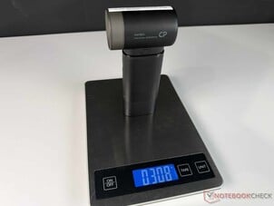 这款手持风扇的重量略超过 300 克。