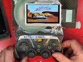 自己动手制作的 "科学怪人 "PlayStation 2 超薄便携式游戏掌上电脑，配有裸露的光盘驱动器
