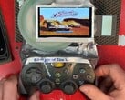 自己动手制作的 "科学怪人 "PlayStation 2 超薄便携式游戏掌上电脑,配有裸露的光盘驱动器