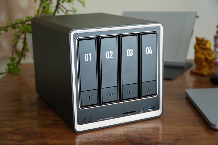 Ugreen NASync DXP4800 GT 是一款 4 盘位 NAS