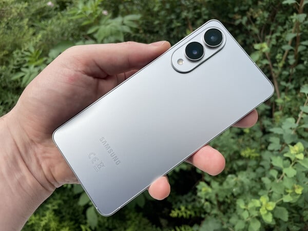 Galaxy S25 Edge 是 2025 年发布的超薄智能手机之一。