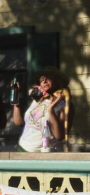 一名女子肩上趴着一只鬣蜥,这只鬣蜥似乎穿着自己的衣服(《GTA 6》的放大截图)。