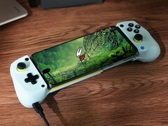 GameHub 5.0 版本还提升了性能。图为空洞骑士》：在Android 手机上运行。(图片来源：GameSir 和 Steam - 已编辑）