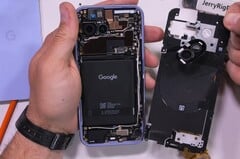 谷歌 Pixel 9a 电池更换拆卸