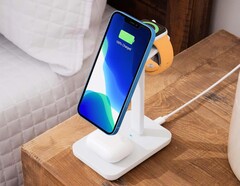 Apple iPhone 13 和 iPhone 14 现在也可以用 15 瓦的 Qi2 充电器充电。(图片:Twelve South)