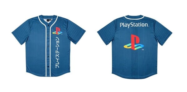 PlayStation 球衣上的 PlayStation 字样是用片假名音节书写的。(图片来源：PlayStation）