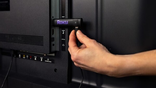 2025 Roku Streaming Stick 采用超薄设计，可通过电视的 USB 端口供电。(图片来源：Roku）