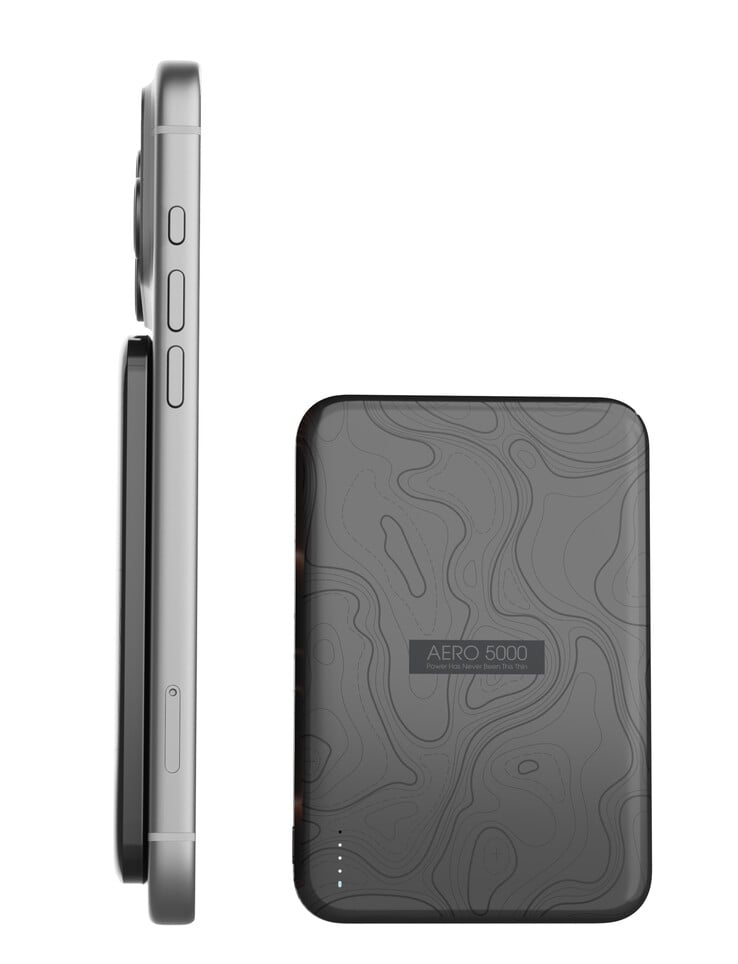 Tessan Aero 5000 移动电源可通过磁吸方式为兼容 MagSafe 的手机充电。