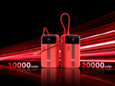 两个红色 Honor Life 移动电源，配有内置显示屏和自带 USB-C 线缆