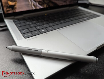 HP Active Pen G3 通过磁力吸附在掌托上